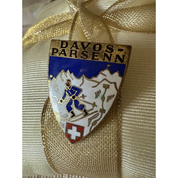 Vintage Davos Parsenn Switzerland Ski Resort Pin Badge With Enamel Shield Design - Picture 1 of 10